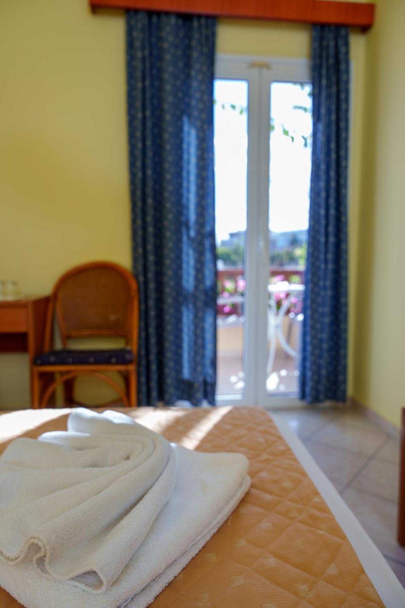 Dedalos Beach Hotel Sfáka Buitenkant foto